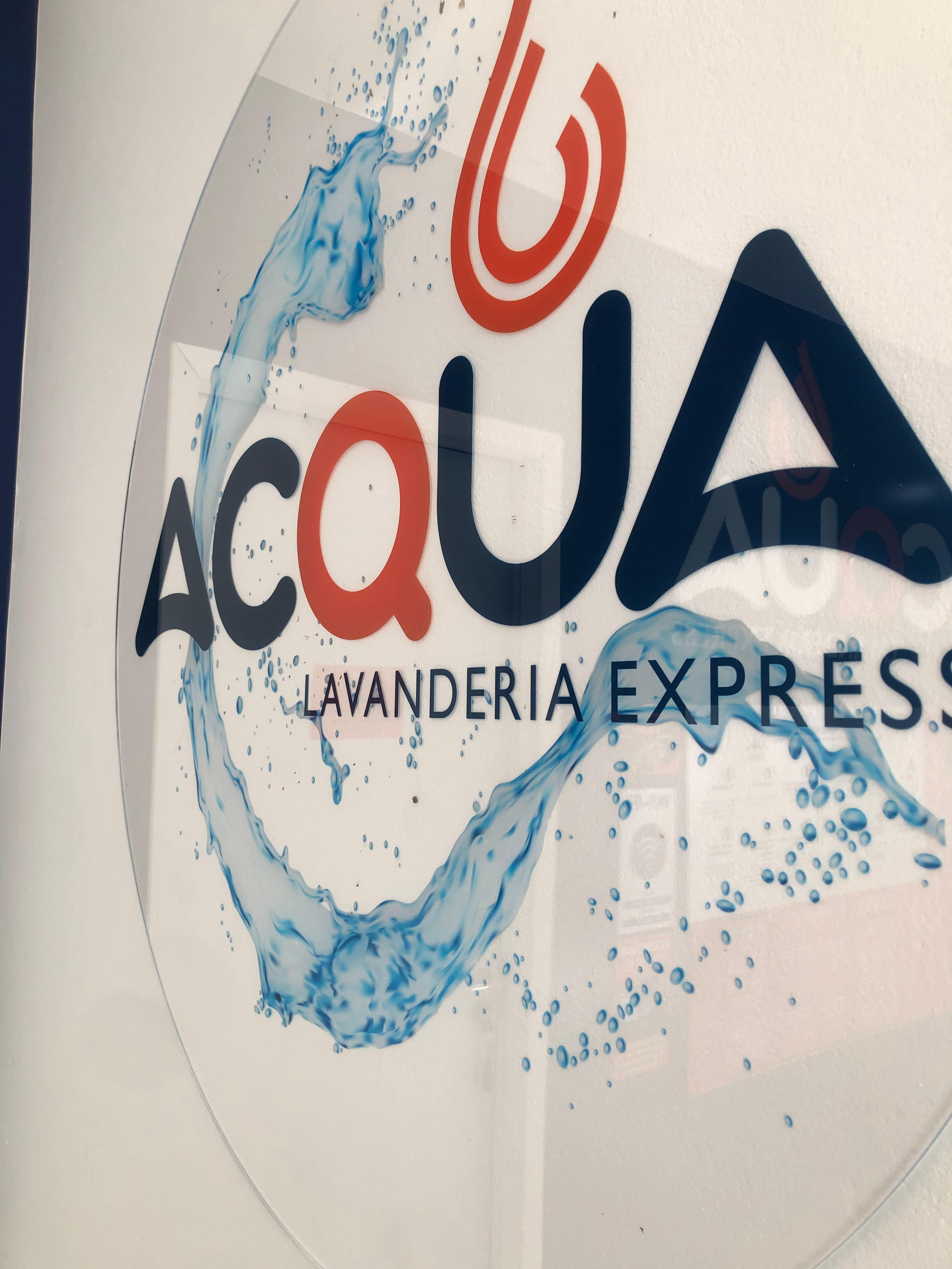 Logo Acqua na fachada
